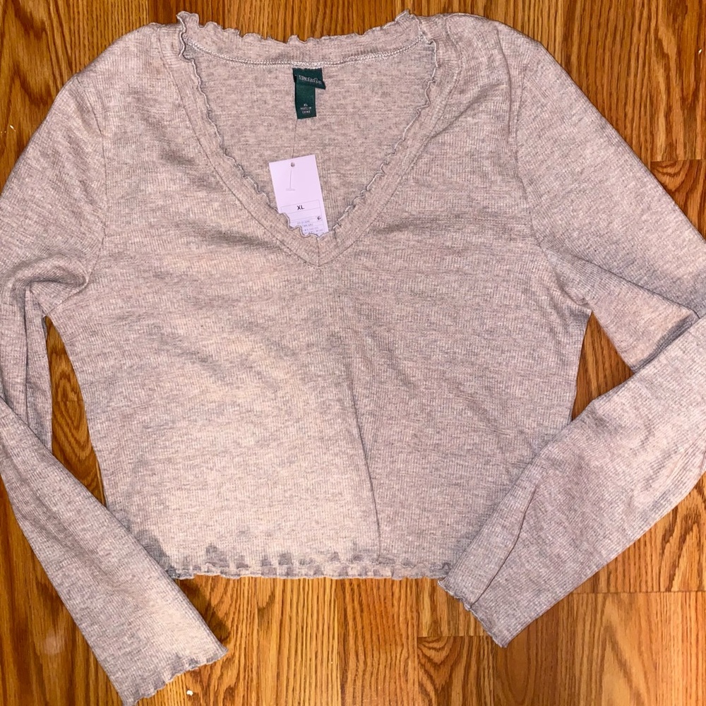 Long sleeve v-neck t-shirt